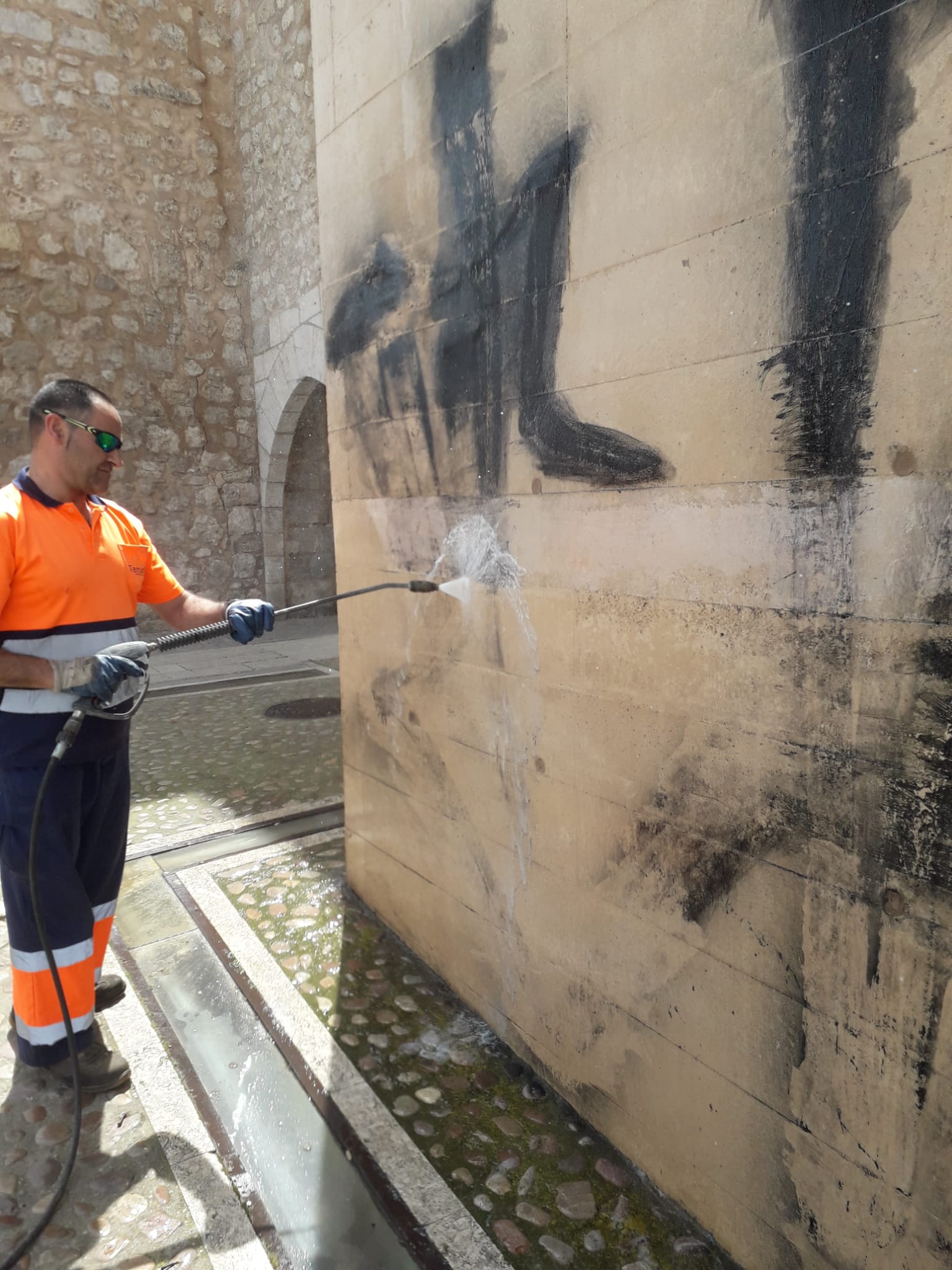 La Policía investiga las pintadas de la muralla La Policía investiga las pintadas de la muralla