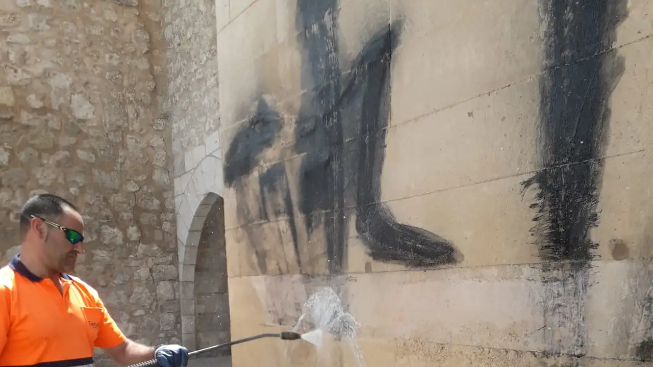 Las brigadas municipales ya han procedido a la limpieza de las pintadas Las brigadas municipales ya han procedido a la limpieza de las pintadas