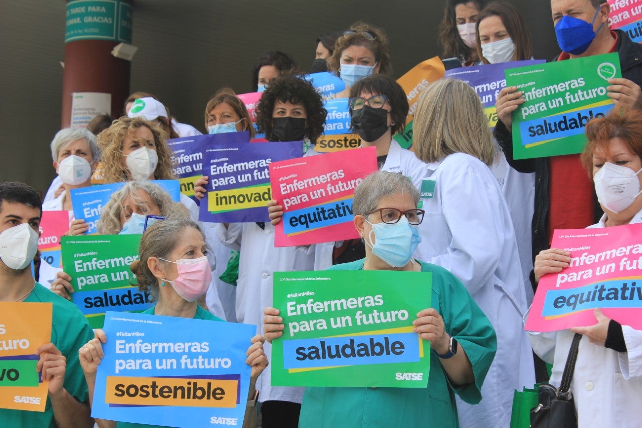 Los enfermeros se concentran para reivindicar mejoras laborales Los enfermeros se concentran para reivindicar mejoras laborales