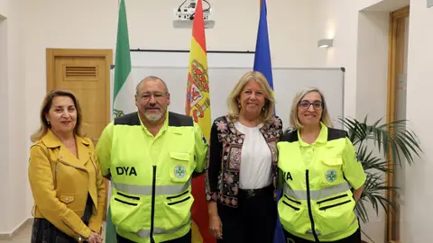 La alcaldesa, Ángeles Muñoz, junto al presidente y la gerente de la asociación DYA La alcaldesa, Ángeles Muñoz, junto al presidente y la gerente de la asociación DYA