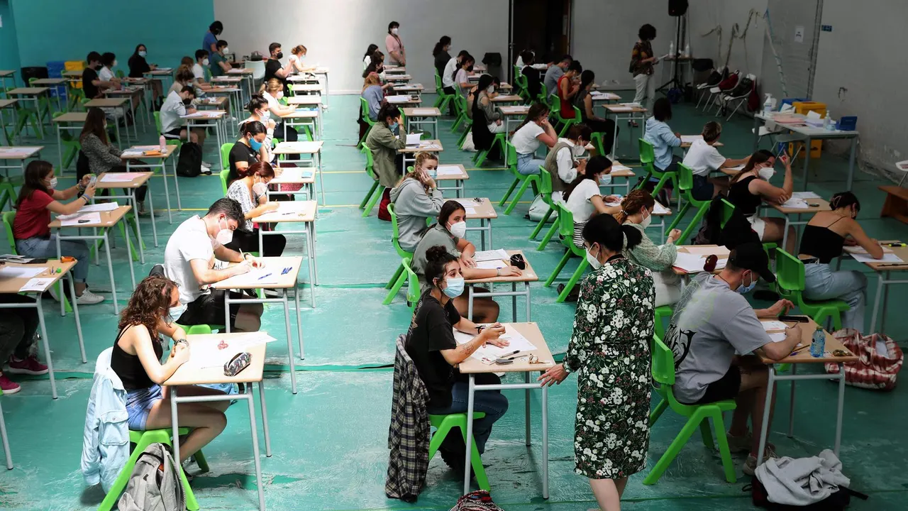 Estudiantes haciendo el examen de selectividad