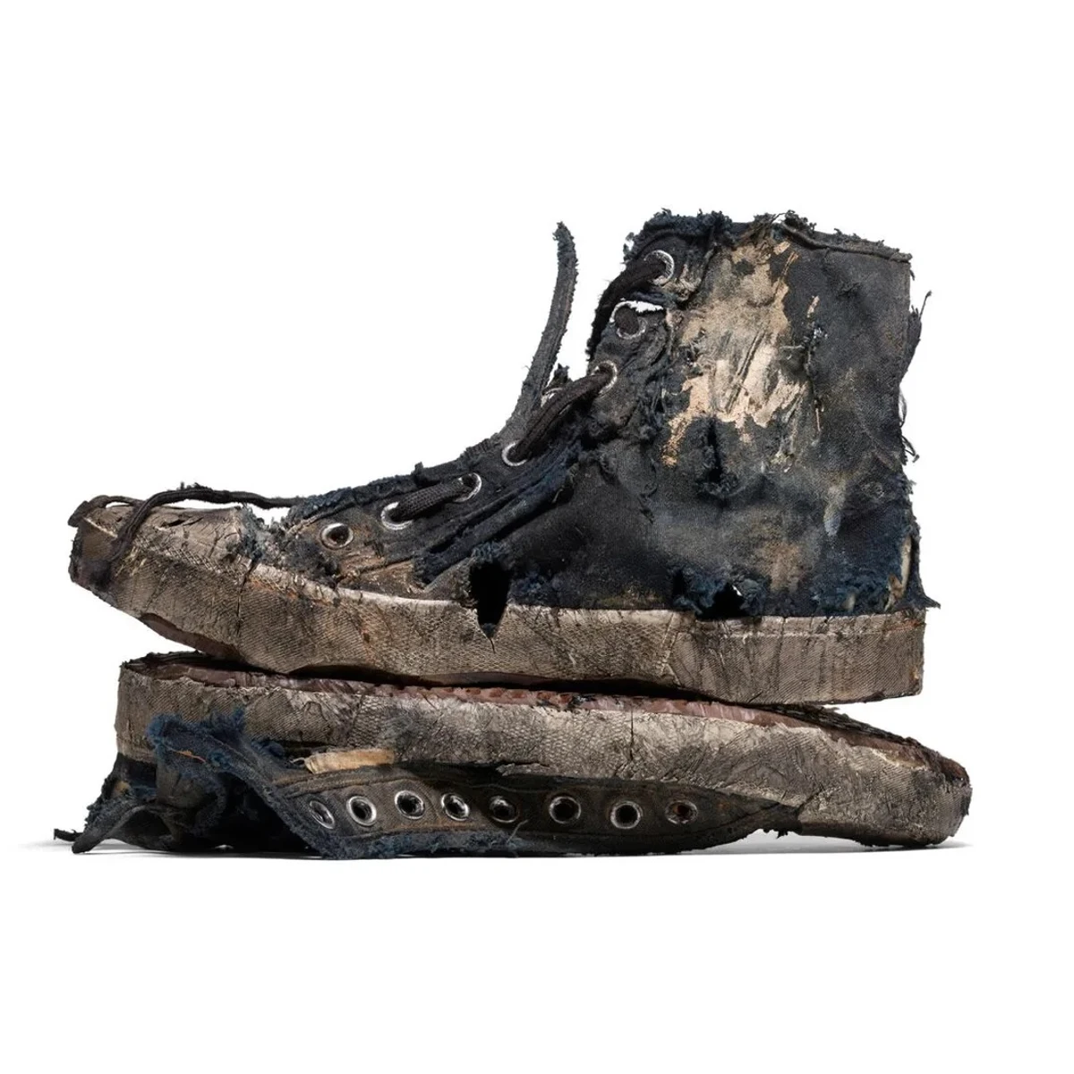 agota su modelo de zapatillas "destrozadas" a su precio euros | Onda Cero Radio