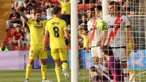 El Villarreal golea en el estadio de Vallecas