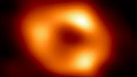 Desvelan la primera imagen del agujero negro en el corazón de nuestra galaxia