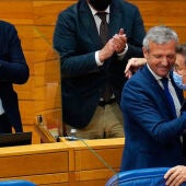 Alfonso Rueda recibe a felicitación de Alberto Núñez Feijóo tras ser elixido novo presidente da Xunta. Imaxe: Europa Press.