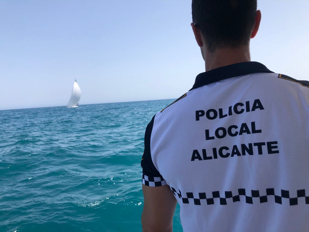 La Policía Local de Alicante adelanta a este fin de semana el dispositivo especial de seguridad en las playas La Policía Local de Alicante adelanta a este fin de semana el dispositivo especial de seguridad en las playas