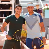 Alcaraz y Nadal posan antes de un partido. / Efe Alcaraz y Nadal posan antes de un partido. / Efe