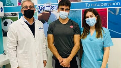 Los profesionales de Cl&iacute;nicas Beiman atienden a uno de los participantes del Reto 45.