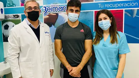 Los profesionales de Clínicas Beiman atienden a uno de los participantes del Reto 45. Los profesionales de Clínicas Beiman atienden a uno de los participantes del Reto 45.