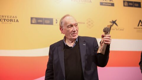 Fernando M&eacute;ndez Leite sostiene la Biznaga de Oro de Honor que le ha otorgado el Festival de M&aacute;laga