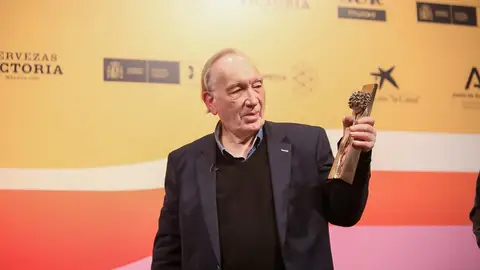 Fernando Méndez Leite sostiene la Biznaga de Oro de Honor que le ha otorgado el Festival de Málaga Fernando Méndez Leite sostiene la Biznaga de Oro de Honor que le ha otorgado el Festival de Málaga