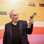 Fernando Méndez Leite sostiene la Biznaga de Oro de Honor que le ha otorgado el Festival de Málaga