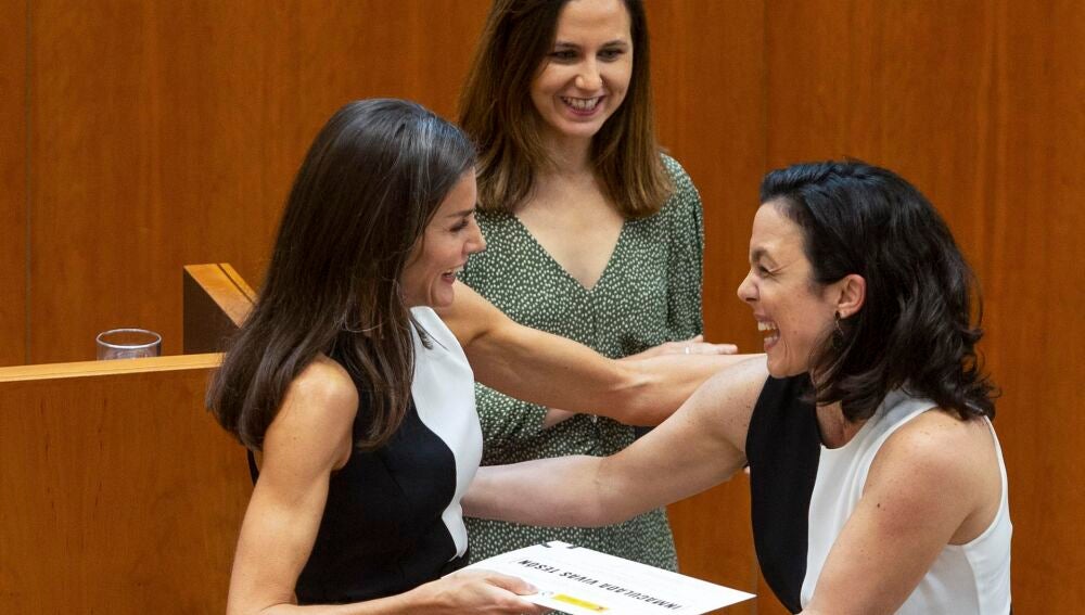 La reina Letizia hace entrega de una mención en la categoría de investigación a Inmaculada Vivas Tesón | Foto: EFE/Jero Morales La reina Letizia hace entrega de una mención en la categoría de investigación a Inmaculada Vivas Tesón | Foto: EFE/Jero Morales
