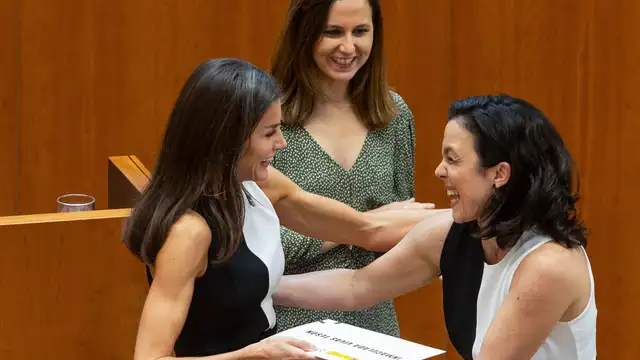 La reina Letizia hace entrega de una mención en la categoría de investigación a Inmaculada Vivas Tesón | Foto: EFE/Jero Morales La reina Letizia hace entrega de una mención en la categoría de investigación a Inmaculada Vivas Tesón | Foto: EFE/Jero Morales