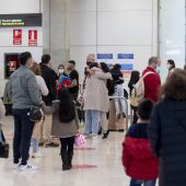Viajeros en la terminal T-4 del Aeropuerto Adolfo Suárez Madrid-Barajas en imagen de archivo -