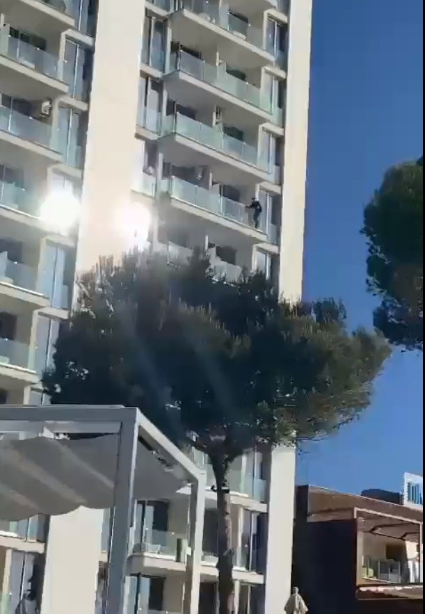 Vídeo: un británico de 33 años fallece tras caer de un séptimo piso en Magaluf Vídeo: un británico de 33 años fallece tras caer de un séptimo piso en Magaluf