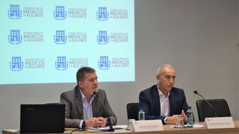 El abogado Guillermo Llago y el presidente del COMA, Hermann Schwarz
