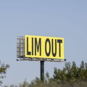 El Valencia pide la retirada del cartel "Lim out"