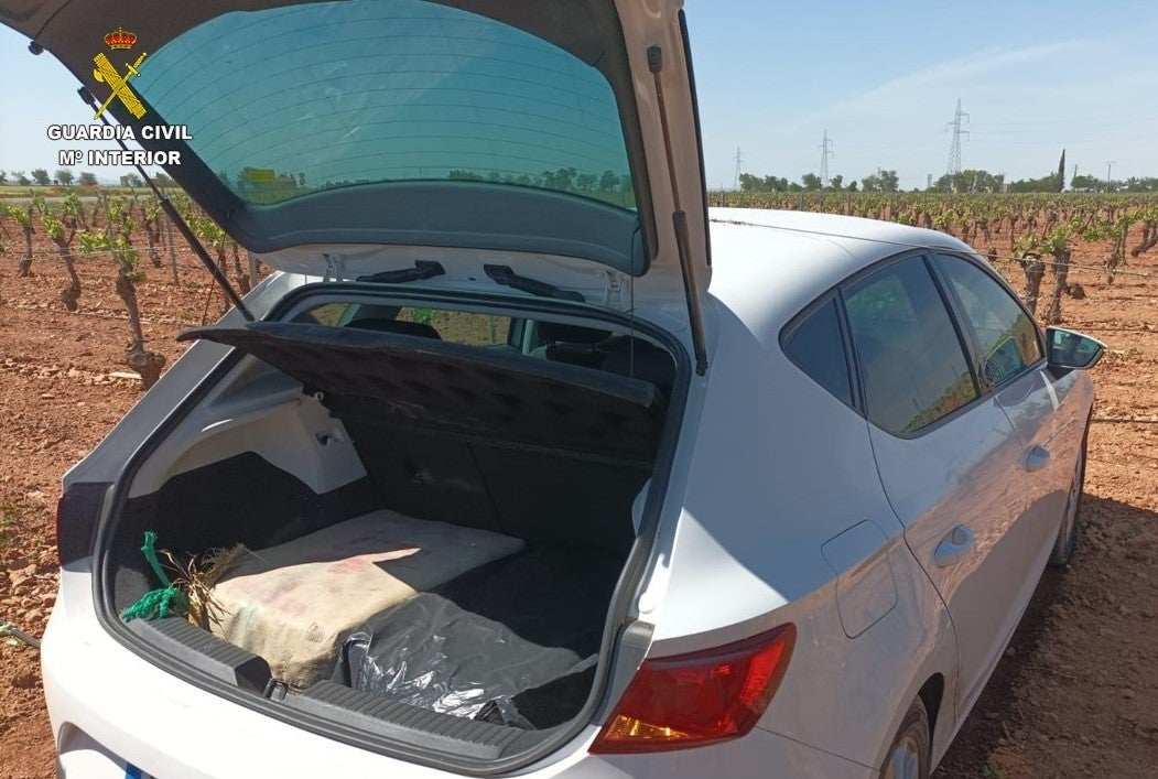 Heridos tres agentes de la Guardia Civil tras darse a la fuga un vehículo que transportaba hachís en la A-4 Heridos tres agentes de la Guardia Civil tras darse a la fuga un vehículo que transportaba hachís en la A-4