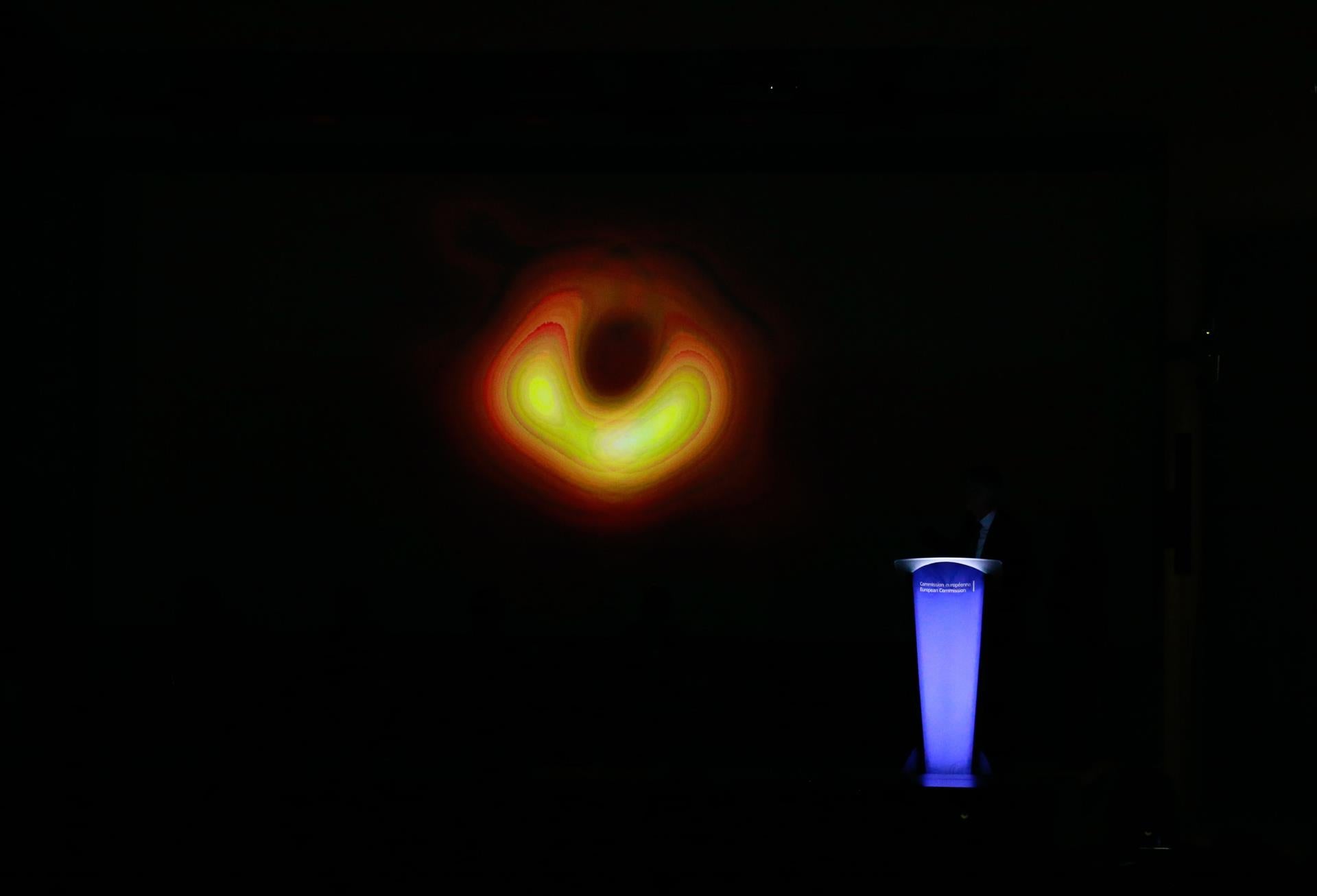 Ciencia en La Brújula: ¿Cómo se hizo la imagen del agujero negro Sagitario A? episode artwork