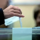 Una persona deposita su voto en una urna. / Efe Una persona deposita su voto en una urna. / Efe