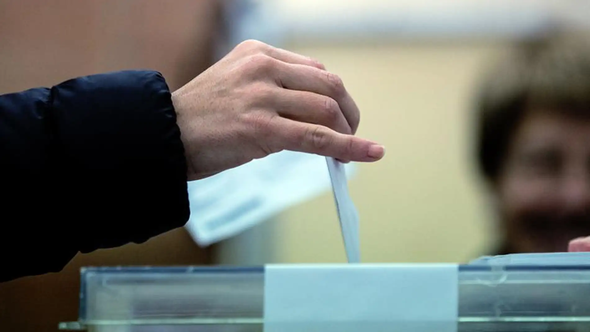 Una persona deposita su voto en una urna. / Efe