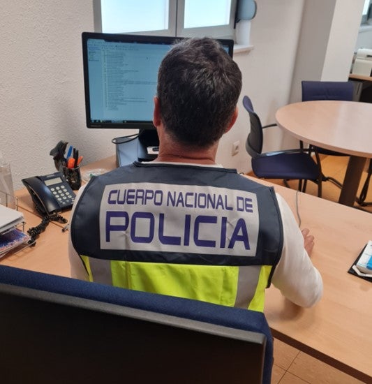 La policía Nacional detiene a tres personas en Bilbao acusadas de poseer e intercambiar pornografía infantil La policía Nacional detiene a tres personas en Bilbao acusadas de poseer e intercambiar pornografía infantil
