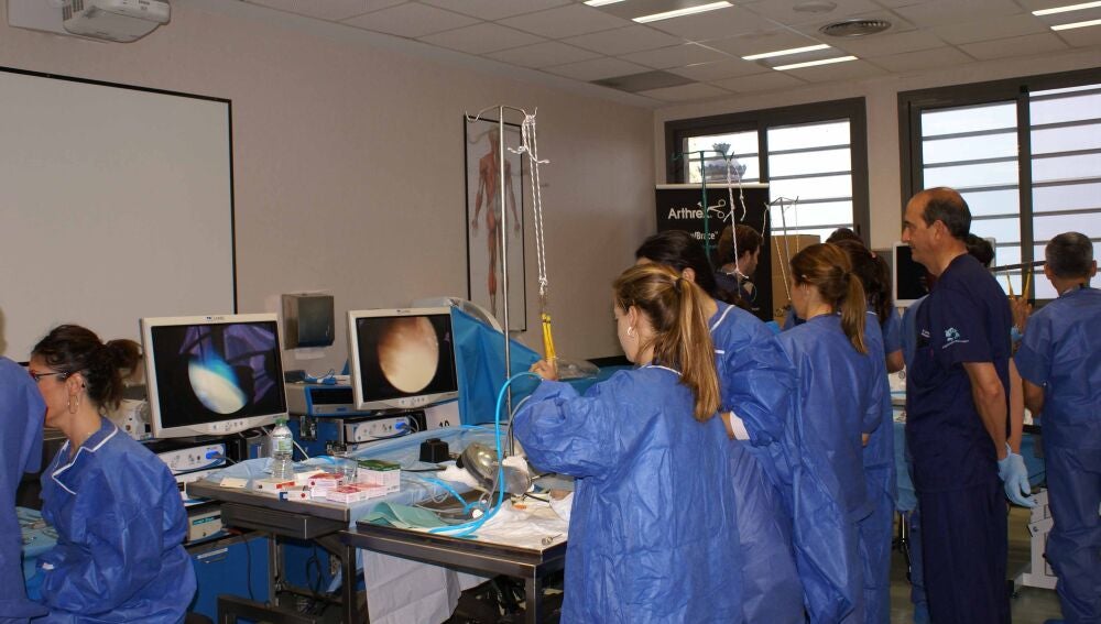 La Unidad de Mano del Hospital Quirónsalud Valencia celebra la quinta edición de su Curso de Artroscopia de Muñeca