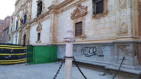 La fachada del Colegio Mayor de San Ildefonso de la Universidad de Alcal&aacute; sufre un acto vand&aacute;lico durante las obras de su lonja