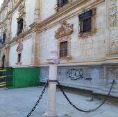 La fachada del Colegio Mayor de San Ildefonso de la Universidad de Alcalá sufre un acto vandálico durante las obras de su lonja