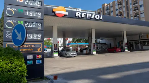 Precios de la gasolina y el diésel en una estación de servicio de Zaragoza, en una fotografía de archivo