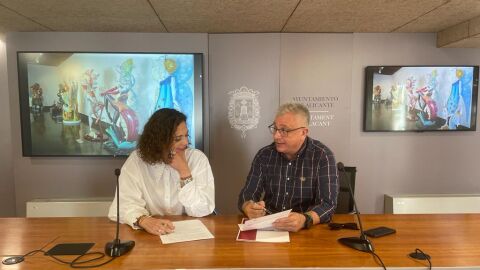 La presidenta de la Federaci&oacute; de Fogueres, To&ntilde;o Mart&iacute;n-Zarco y el concejal de Cultura, Antonio ManresaLa Lonja del Pescado de Alicante seguir&aacute; acogiendo la exposici&oacute;n del ninot