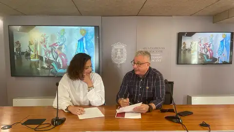 La presidenta de la Federació de Fogueres, Toño Martín-Zarco y el concejal de Cultura, Antonio ManresaLa Lonja del Pescado de Alicante seguirá acogiendo la exposición del ninot