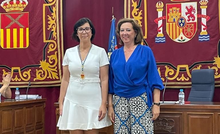 María Aroha González, de Contigo Almoradí, toma posesión de su acta como nueva concejala María Aroha González, de Contigo Almoradí, toma posesión de su acta como nueva concejala