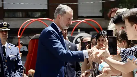 Felipe VI saluda a los vecinos de Puertollano