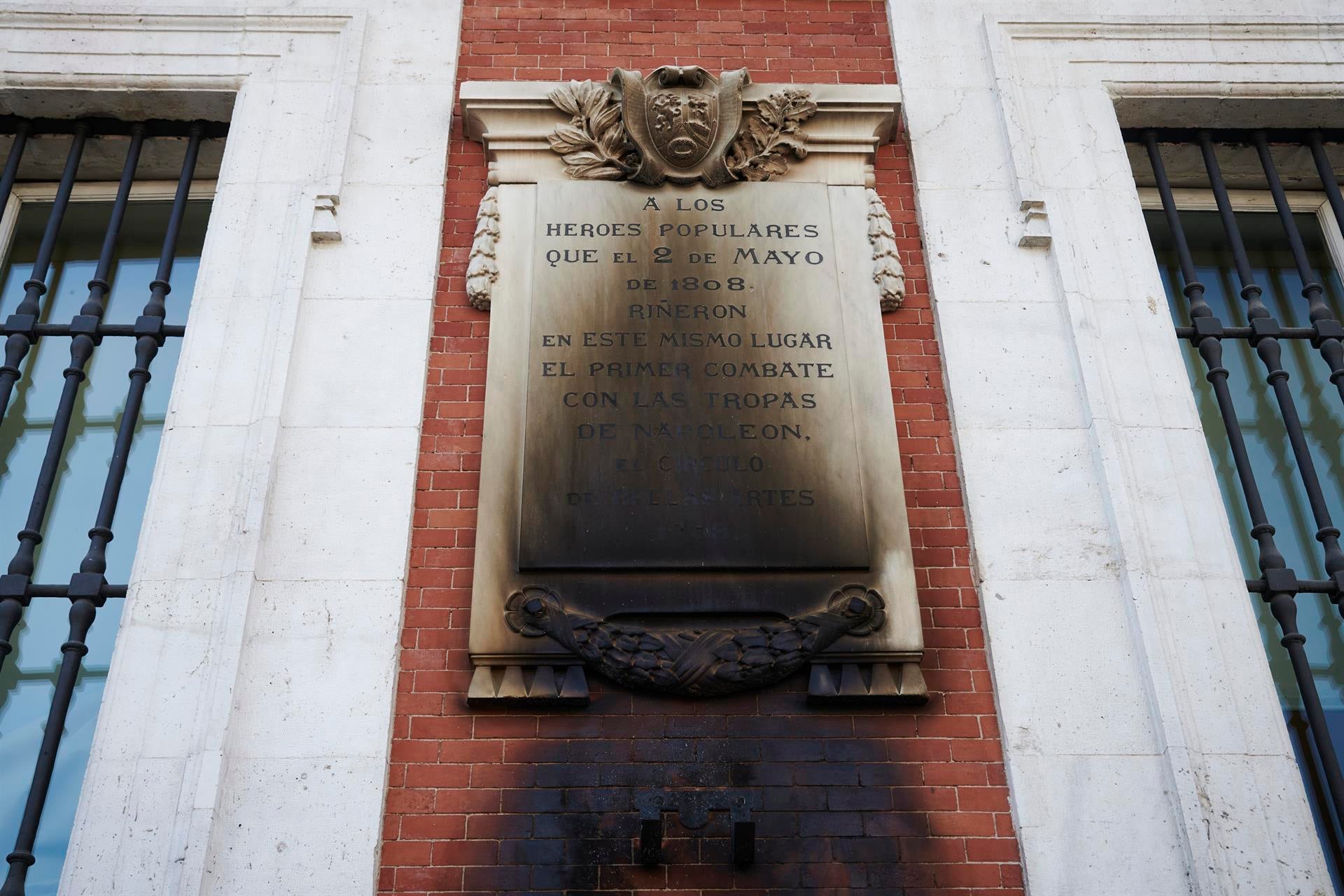 Queman la placa a los Héroes del 2 de mayo Queman la placa a los Héroes del 2 de mayo
