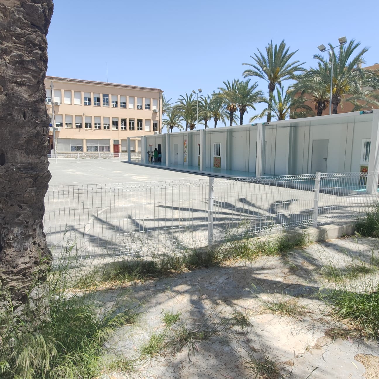 Padres de alumnos de infantil del colegio Ausiàs March de Elche urgen encontrar una solución para sacarlos de las aulas prefabricadas Padres de alumnos de infantil del colegio Ausiàs March de Elche urgen encontrar una solución para sacarlos de las aulas prefabricadas