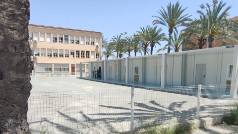 Aulas prefabricadas en el colegio Casablanca de Elche.