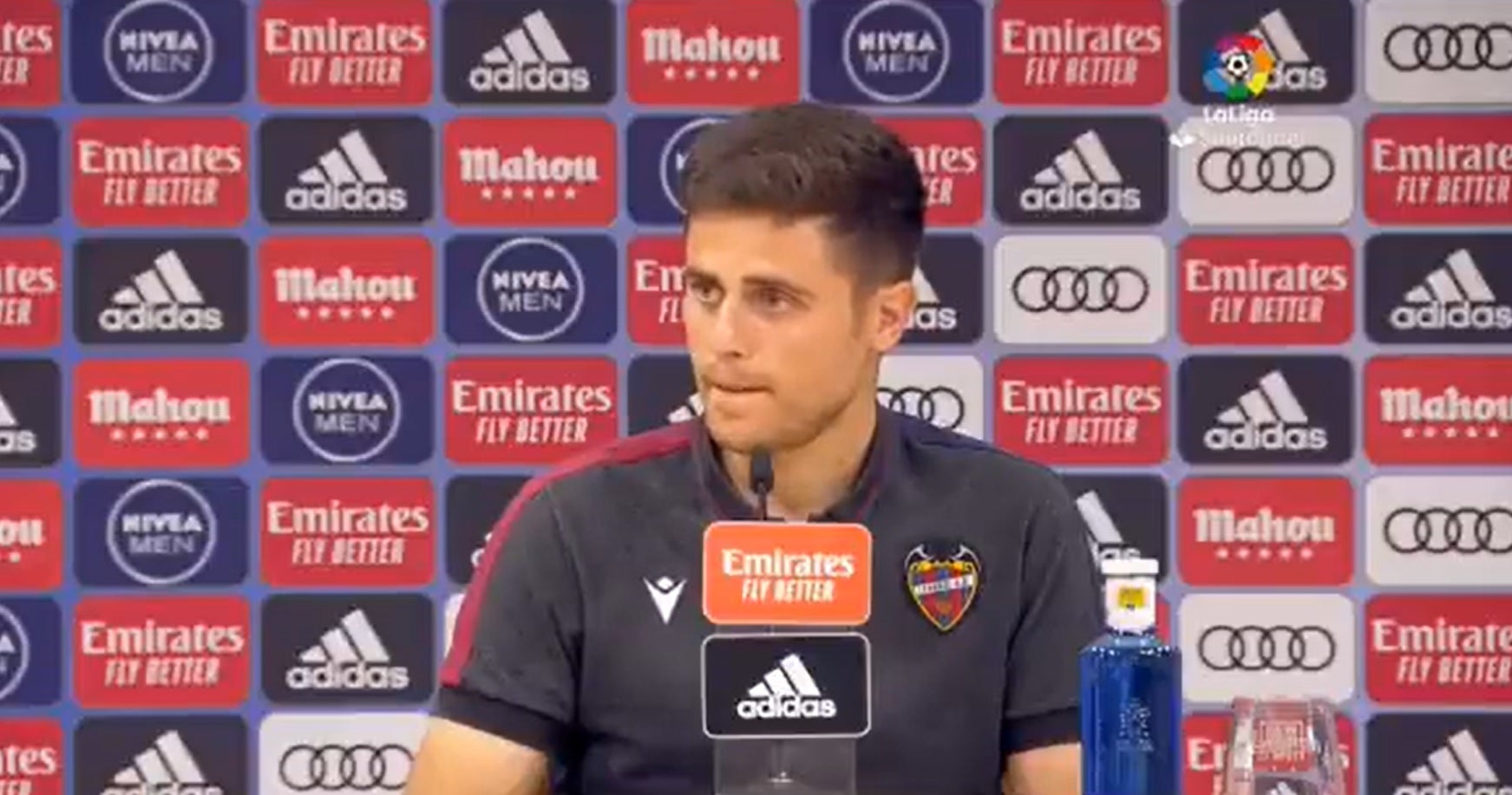 Eugenio, el periodista que se equivocó en la rueda de prensa del Levante: "La noche no ha sido sencilla. He recibido un alud de mensajes" Eugenio, el periodista que se equivocó en la rueda de prensa del Levante: "La noche no ha sido sencilla. He recibido un alud de mensajes"