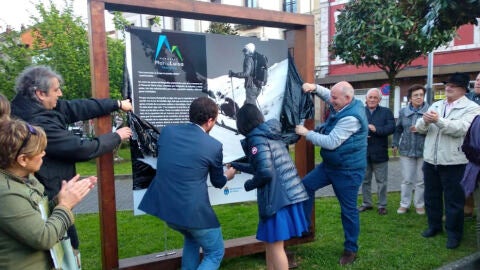 Imagen de archivo de la inauguraci&oacute;n de una muestra del memorial en Infiesto