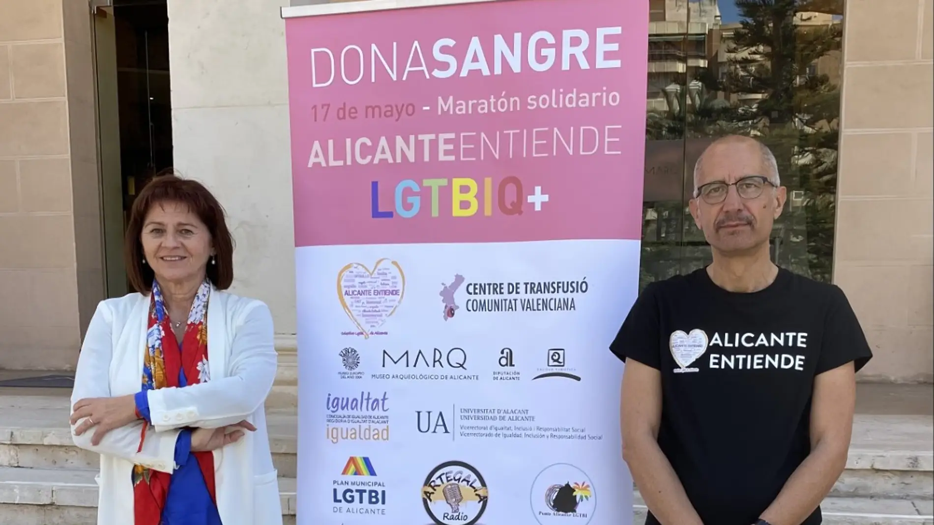 Paca Ferrer y José Ramón Samper presentan el cartel de la donación 