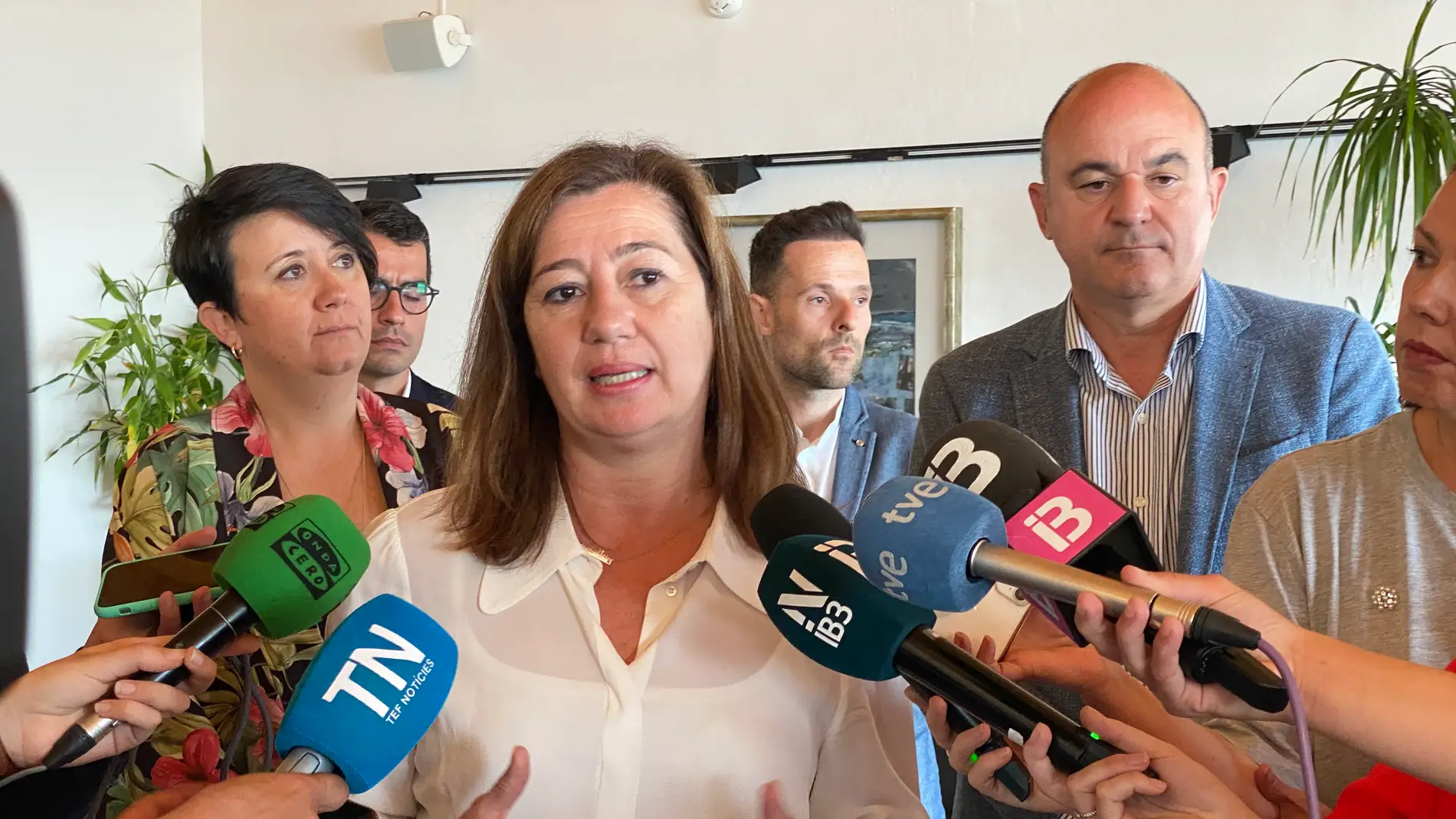 La presidenta del Govern, Francina Armengol, atendiendo a los medios de comunicación,  después de una reunión en el Ayuntamiento d'Eivissa.