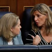 Las ministras de Economía, Nadia Calviño, y la de Trabajo, Yolanda Díaz, hablan en el Congreso