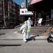 Trabajadores de salud caminan por las calles de Pekín.