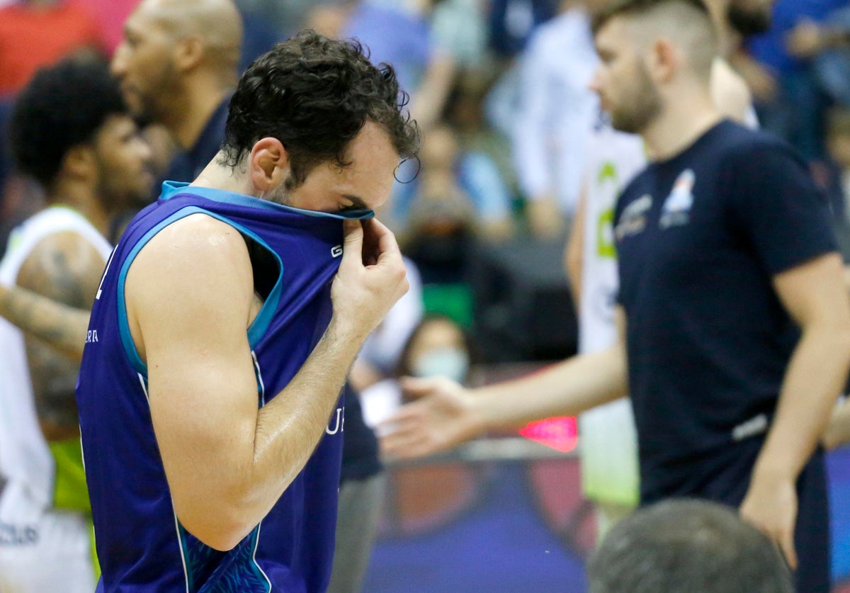 El presidente del Burgos obliga a sus jugadores a arrodillarse tras su descenso en la ACB El presidente del Burgos obliga a sus jugadores a arrodillarse tras su descenso en la ACB