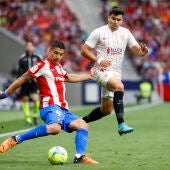  Luis Suárez se dispone a golpear el balón ante el defensa argentino del Sevilla, Marcos Acuña