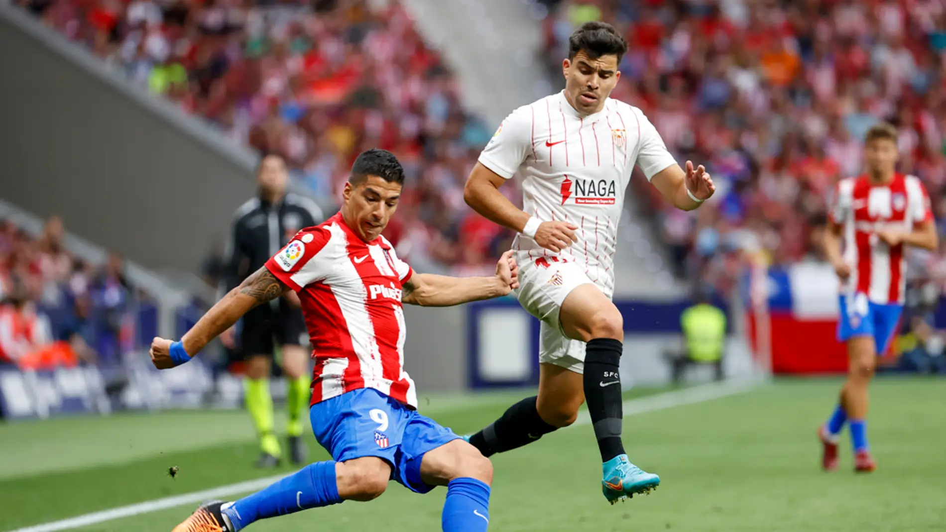  Luis Suárez se dispone a golpear el balón ante el defensa argentino del Sevilla, Marcos Acuña