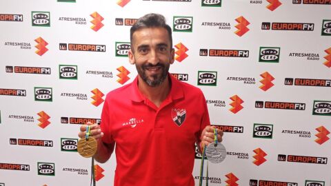 Javier D&iacute;az Carretero posa con las medallas del campeonato de Europa m&aacute;ster de Italia