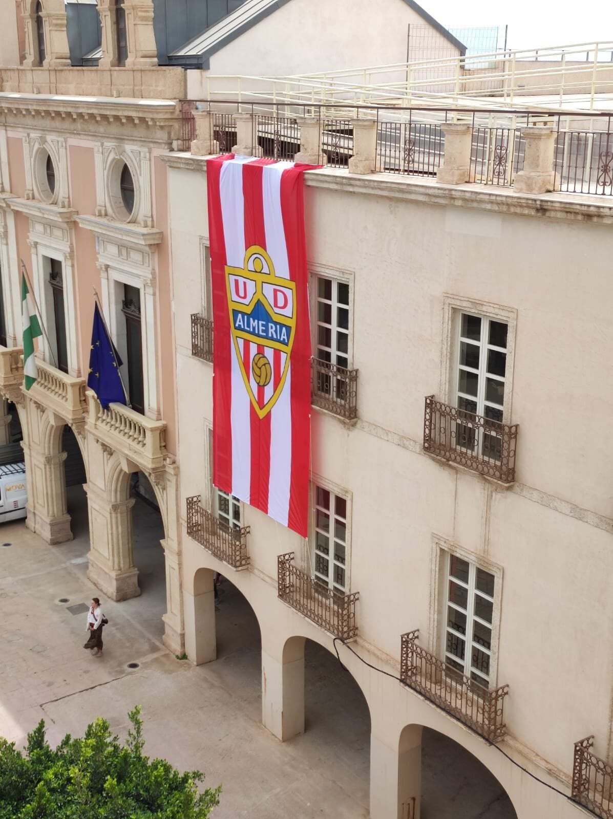 Almería se prepara para el ascenso rojiblanco Almería se prepara para el ascenso rojiblanco