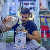 El Enfermero Jorge Prieto con su libro 'Llegar a Tiempo' El Enfermero Jorge Prieto con su libro 'Llegar a Tiempo'
